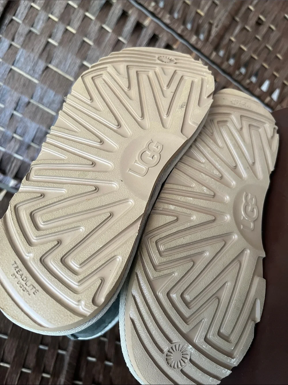UGG Classic II big Kids Sz 4 Olive And Gray Sheepskin Lined Cozy
